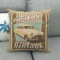 Vintage-Auto-Kissenbezug aus Leinen auf grauem Sofa für Heim- und Bürodekor - Vintage Autoservice Plakat