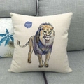 Housse de coussin en lin avec illustration de lion en aquarelle sur un canapé gris - Style Lion (2) / 45x45 cm