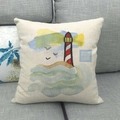 Housse de coussin en lin avec motif aquarelle de phare sur un canapé gris - Style de Phare à l'Aquarelle Dessiné à la Main (1)