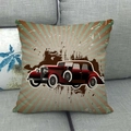Deko-Leinenkissen im Vintage-Stil mit klassischem rotem Automotiv auf grauem Sofa - Vintage Roter Oldtimer