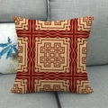 Detail van rood geometrisch patroon op een vierkant linnen kussen op een grijze bank - Beige Rood Doolhof Geometrisch (6) / 45x45cm