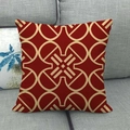 Macro-opname van een rode linnen kussensloop met gouden kettingpatroon op een grijze bank - Rood Goud Ketting Geometrisch (7) / 45x45cm