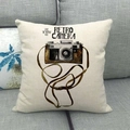 Fodera per cuscino in lino con stampa di fotocamera retrò su un divano grigio moderno - Stile Frase Fotocamera a Pellicola Rétro Salva Momento (2)