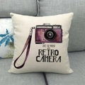 Dettaglio federa in lino con stampa fotocamera retrò su un divano in tessuto grigio - Stile Acquerello Fotocamera a Telemetro Rétro Viola (4)