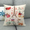 Detalle de funda de cojín de lino con diseño de acuarela de París y Torre Eiffel en un sofá - Tema de París (3)