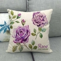 Detalle de la textura de lino y estampado de acuarela de rosa púrpura en el cojín cuadrado - Rosas Moradas (4)