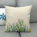 Detailstruktur des Leinenkissenbezugs mit Aquarell-Kaktusdesign auf dem Sofa - 45x45cm / Aquarell Kaktus Cluster (4)