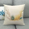 Détail de la housse de coussin en lin avec lézard du désert sur canapé gris - 45x45cm / Lézard et Plante du Désert (11)