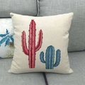 Détail de la housse de coussin en lin avec imprimé cactus rouge et bleu sur canapé - 45x45cm / Cactus Artistique Rouge et Bleu (12)