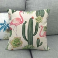 Housse de coussin en lin avec motif cactus et flamant rose sur un canapé gris - 45x45cm / Flamant Rose et Cactus (15)