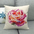 Fodera per cuscino in lino con rose ad acquerello su un divano in tessuto grigio - 45x45cm / Rosa Arancione Viola Sfumata (2)