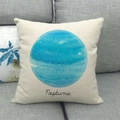Détail de l'imprimé planète Neptune en aquarelle sur housse de coussin en lin - Neptune