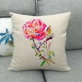 Dettaglio di stampa floreale rosa su un cuscino di lino su un divano grigio - 45x45cm / Rosa Rosa Acquerello (1)