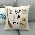 Halloween linnen kussensloop met Trick or Treat print en schedel op een grijze bank - Trick Or Treat Stijl