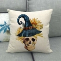 Detail van linnen Halloween kussensloop met schedel en zonnebloem print op de bank - Blauwe Tovenaarshoed Schedel Stijl