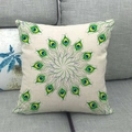 Detalle de funda de cojín de lino con estampado de mandala de pluma de pavo - Estilo de Estampado Mandala Pluma (10)