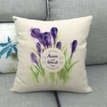 Dettaglio del cuscino in lino con stampa floreale di zafferano e testo personalizzato - 45x45cm / Stile Crocus Viola
