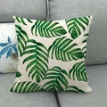 Primer plano del estampado de hoja tropical en funda de cojín de lino natural - Estilo de Hoja Tropical Esmeralda (13)