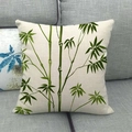 Dettaglio della fodera per cuscino in lino con stampa di bambù verde su tessuto beige - 45x45cm / Foresta di Bambù Verde