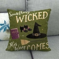 Leinen Halloween Kissenbezug mit Hexenmotiven auf grauem Sofa Detailansicht - Grüne Hexerei-Elemente (12) / 45x45 cm