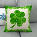 Funda de cojín de lino San Patricio con trébol de acuarela verde en un sofá gris - Estilo de Trébol de San Patricio (7)