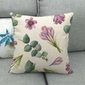 Housse de coussin en lin avec imprimé safran et eucalyptus sur un canapé gris - 45x45cm / Combinaison de Safran Violet (14)
