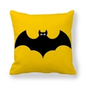 Nahaufnahme von gelbem Kissenbezug mit schwarzem Fledermaus-Silhouette-Aufdruck - 45x45cm / Gelbes Fledermaus-Muster