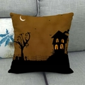Detalle de funda de cojín de lino Halloween con silueta de castillo negro en sofá gris - Estilo Silueta de Atardecer Naranja (3)