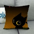 Detalle de funda de cojín de lino con gato negro y ojos amarillos en sofá gris - Gato Arce Naranja (5) / 45x45cm