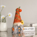 Décoration de nain d'automne avec citrouille et tournesol sur une surface en marbre - Style Femme - Tresses (I 3-3 Poupée en Tricot de Feuilles de Saule Femme)