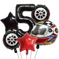 Kit de ballons de course avec chiffre cinq et pneus sur un fond blanc neutre - Style Numéro 5