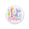 Dettaglio della spilla di compleanno a sirena con numero uno e motivi di conchiglie - Stile 1° Compleanno