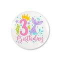 Dettaglio della spilla di compleanno sirena 3 anni con corona e decorazione rosa - Stile 3° Compleanno