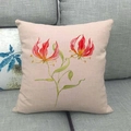 Fodera per cuscino in lino con stampa di giglio rosso su un divano grigio - 45x45cm / Gloriosa Rossa