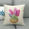 Federa in lino beige con fiori di giacinto rosa e viola su un divano grigio - 45x45cm / Giacinto Rosa Viola