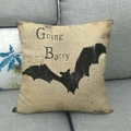 Vintage Halloween linnen kussensloop met zwarte vleermuis en Going Batty print op bank - Gecraqueleerde Vleermuis (6)