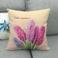 Federa in lino con stampa di giacinto viola e scritta Hello Summer su divano grigio - 45x45cm / Giacinto Estivo