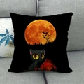 Funda de cojín de Halloween negra con gato, luna y calabazas sobre un sofá gris lino - Gato Luna Negra (9) / 45x45cm