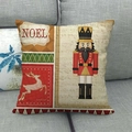Dettaglio della fodera per cuscino natalizio in lino con schiaccianoci sul divano - 45x45 cm / Stile 10 (Schiaccianoci NOEL)