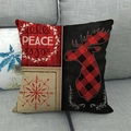 Dettaglio della federa natalizia in lino con alce a quadri e ghirlanda con scritta peace - 45x45 cm / Stile 15 (Renna PEACE)