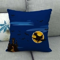 Funda de cojín de lino azul de Halloween con bruja y castillo en sofá gris - Estilo de Silueta de Bruja y Castillo de Murciélagos (4)