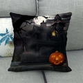 Halloween Kissenbezug mit Geisterhaus und Kürbis Motiv auf grauem Sofa Deko - Kürbis-Laterne Und Fledermaus-Schloss (1)