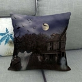 Halloween Kissenbezug mit Geisterhaus und Fledermäusen auf einem grauen Sofa - Mondbeschienenes Altes Haus Und Geist (2)