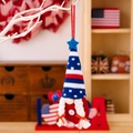 Gnomo patriottico appeso con cappello blu stellato per il Giorno dell'Indipendenza - Cappello a Stelle in Maglia con Trecce