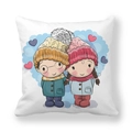 Detail eines quadratischen Kissenbezugs mit Cartoon-Illustration auf weißem Pfirsichhaut-Stoff - Winterjunge und Mädchen (8) / 45x45 cm