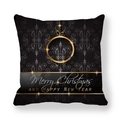Makro-Detail des Pfirsichhaut-Kissenbezugs mit goldener Weihnachtskugel und Schriftzug - Schwarzer Hintergrund Goldener Ball Stil (5)