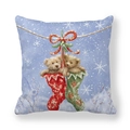 Housse de coussin carrée avec oursons dans des chaussettes de Noël sur fond bleu - 45x45 cm / Ours en Peluche dans des Chaussettes de Noël (5)