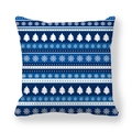 Detail van de perzikhuidstof met sneeuwvlokken en kerstboompatronen op de kussenhoes - 45x45cm / Donkerblauw en wit sneeuwvlokontwerp