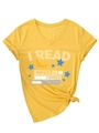 Dettaglio maglietta gialla scollo a V con stampa I Read Past My Bedtime e nodo - S / Giallo (Stampa Colorata)