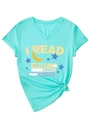 Dettaglio t-shirt verde menta con scollo a V, stampa I READ PAST MY BEDTIME e nodo in vita - S / Blu Profondo (Stampa Colorata)